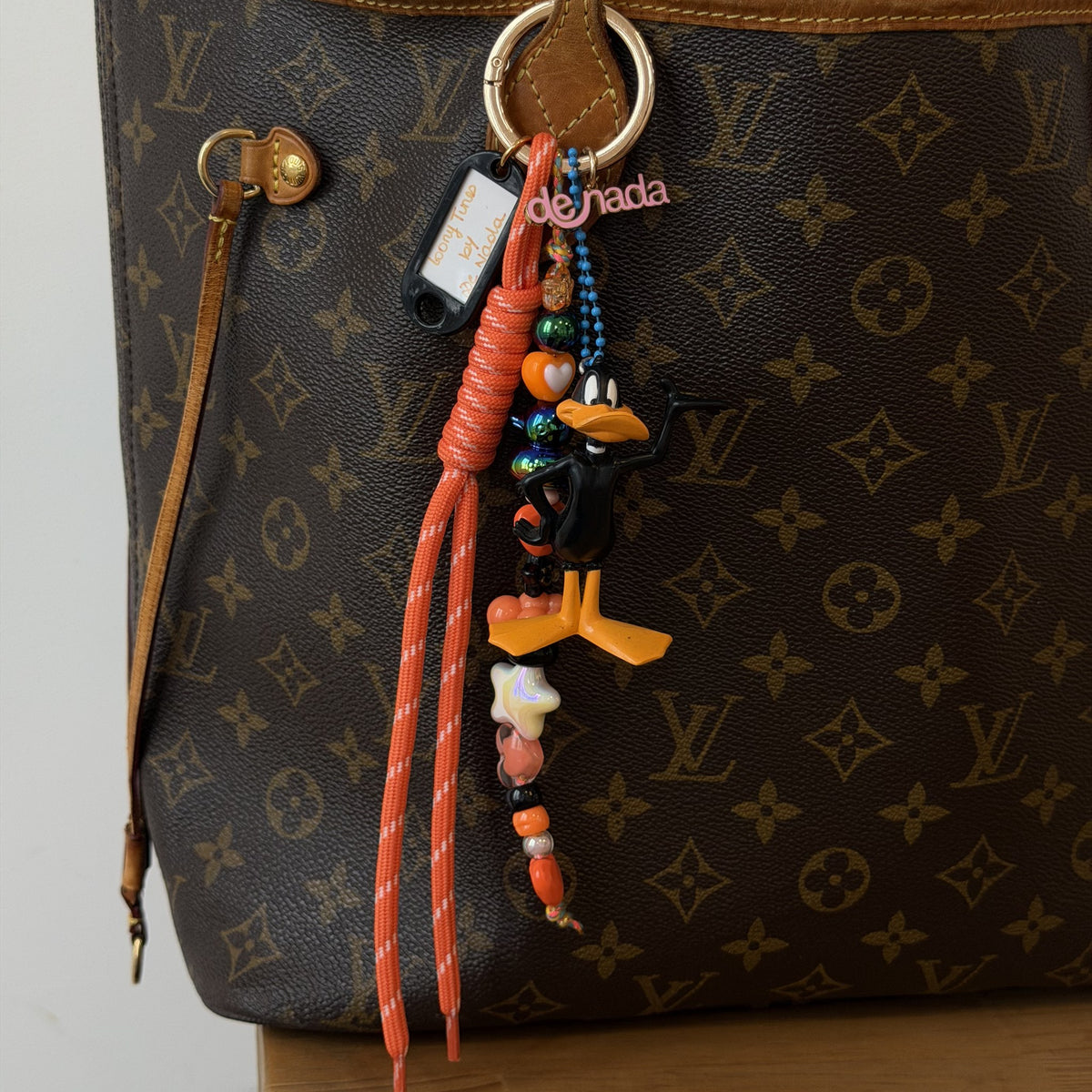 Grigri d'Enfance Daffy Duck porté sur un sac