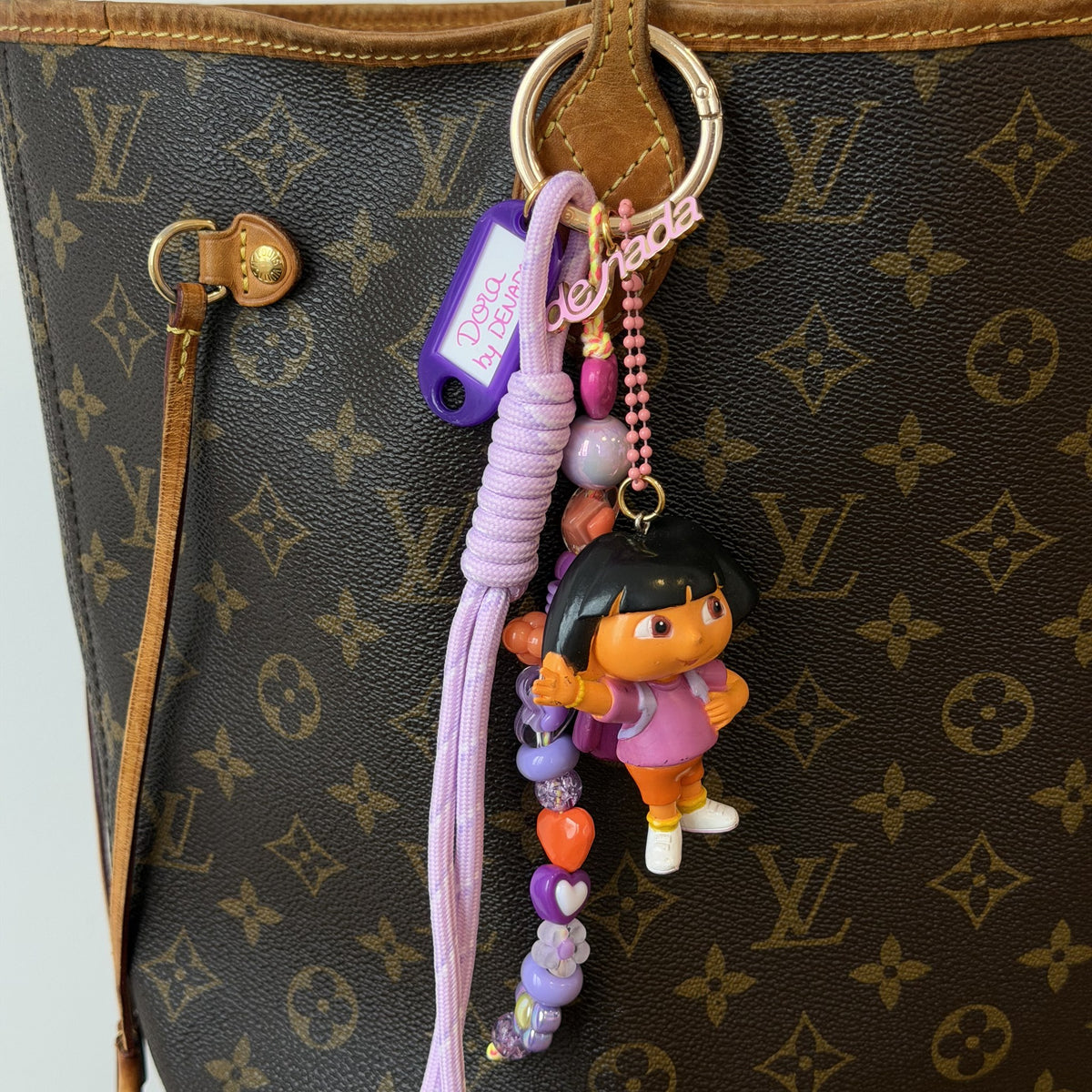 Grigri d'Enfance Dora porté sur un sac