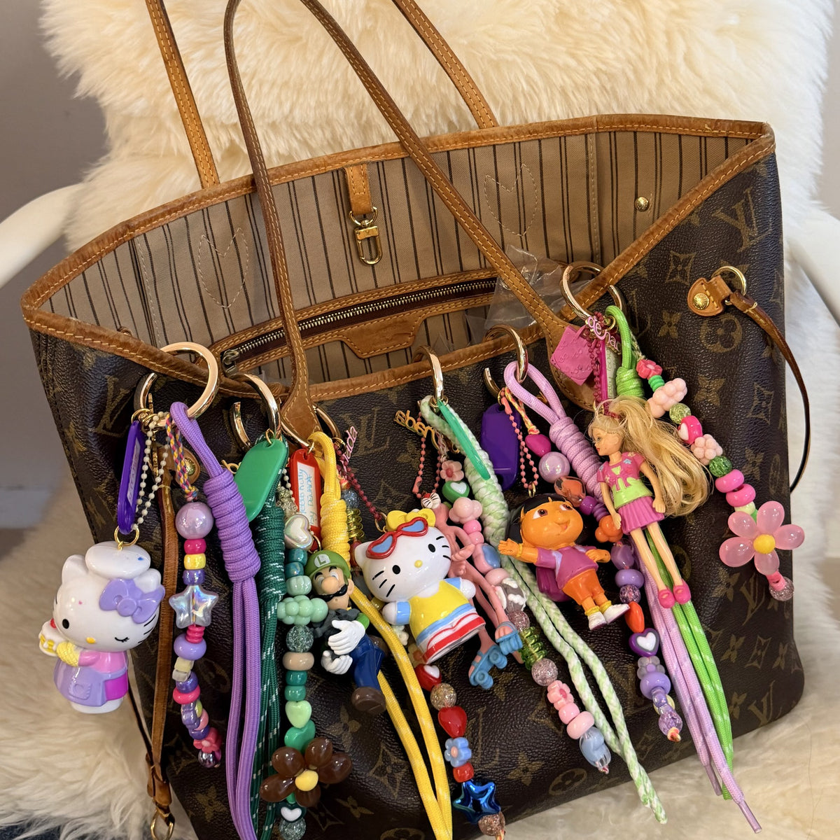 Les Grigris d'Enfance De Nada Paris portés ensemble sur un sac