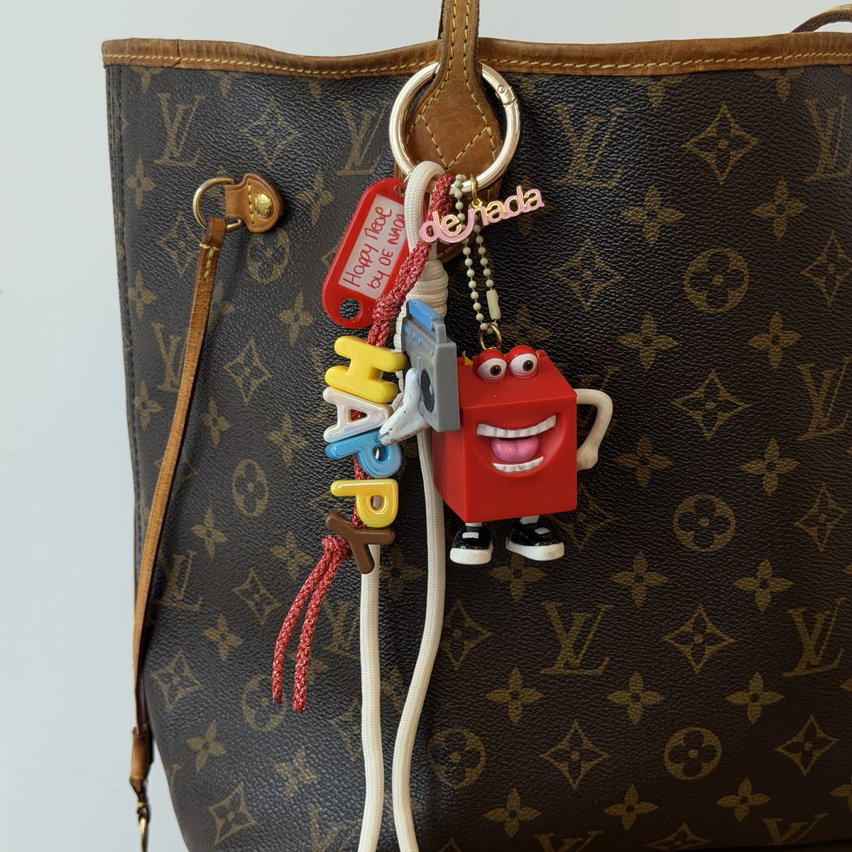 Grigri d'Enfance Happy Meal porté sur un sac