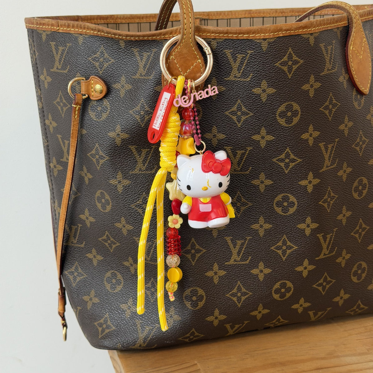 Grigri d'Enfance Hello Kitty N°1 porté sur un sac