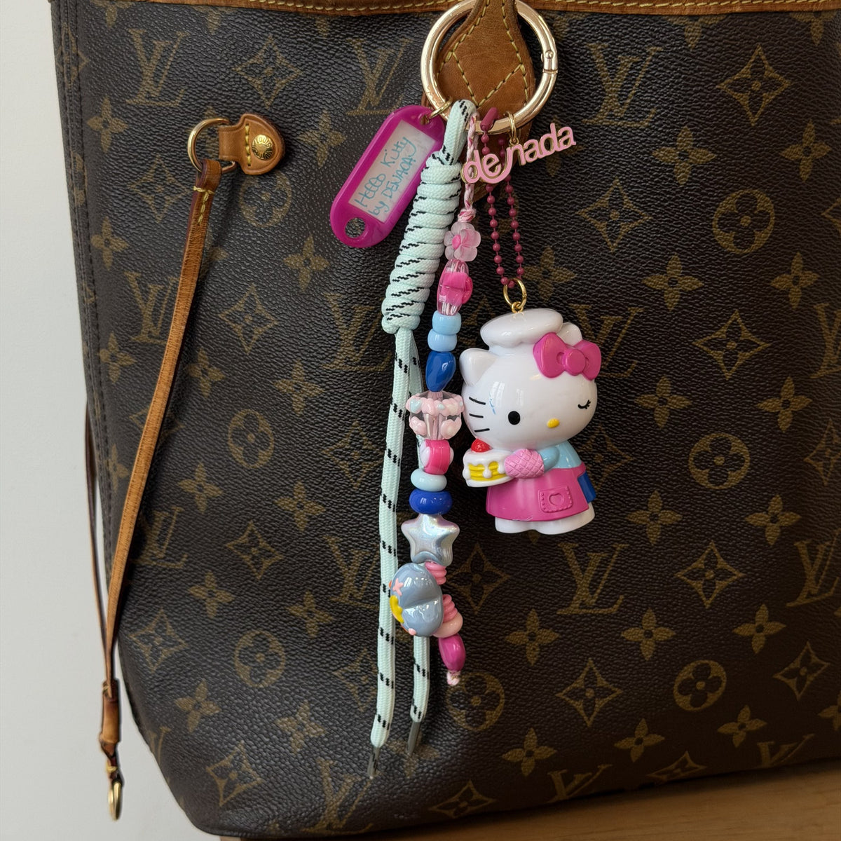 Grigri d'Enfance Hello Kitty N°3 porté sur un sac