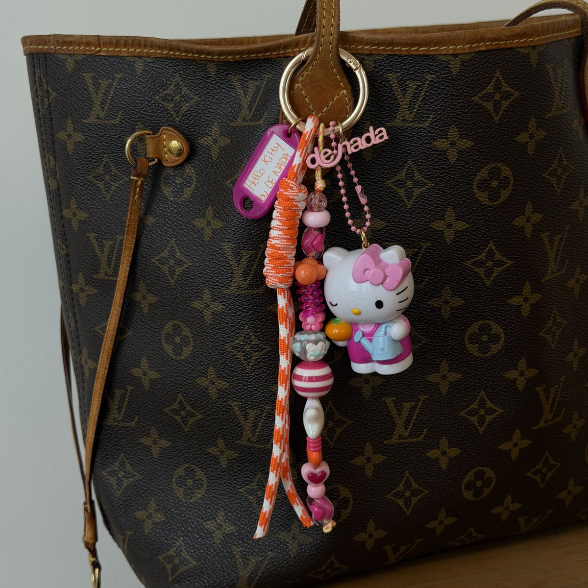 Grigri d'Enfance Hello Kitty N°12 porté sur un sac