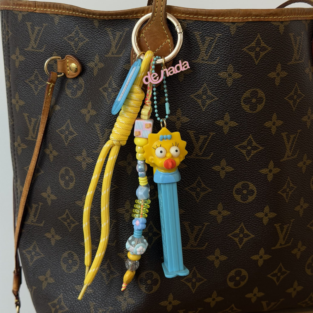 Grigri d'Enfance Maggie Simpson porté sur un sac