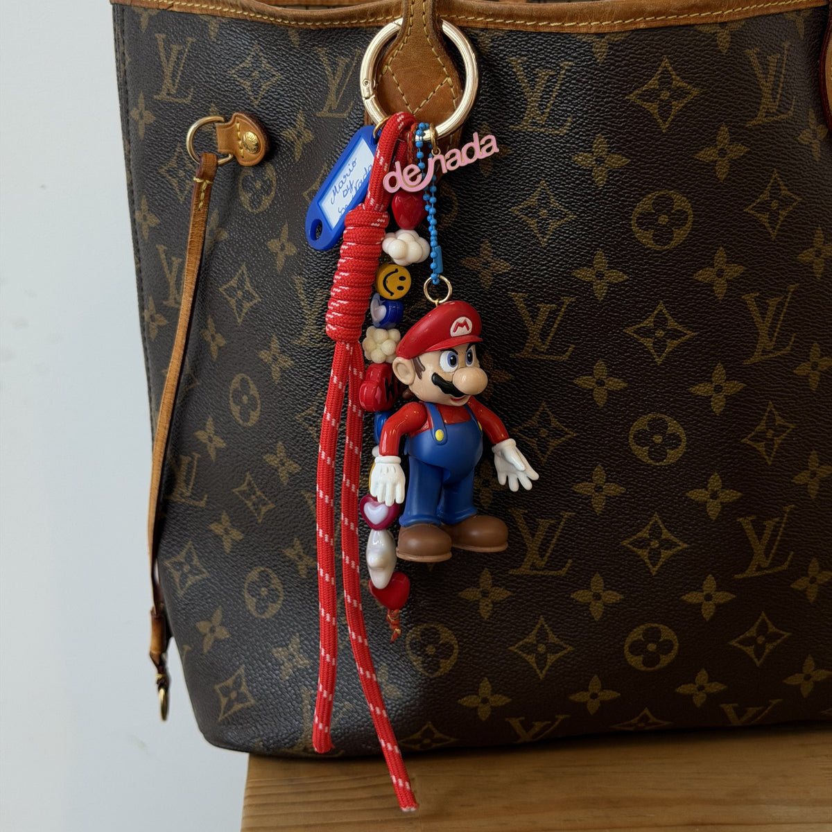 Grigri d'Enfance Mario porté sur un sac