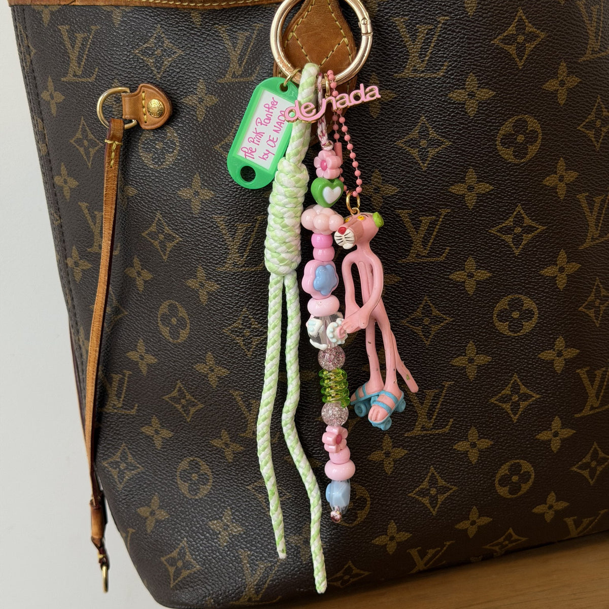 Grigri d'Enfance Panthère Rose porté sur un sac