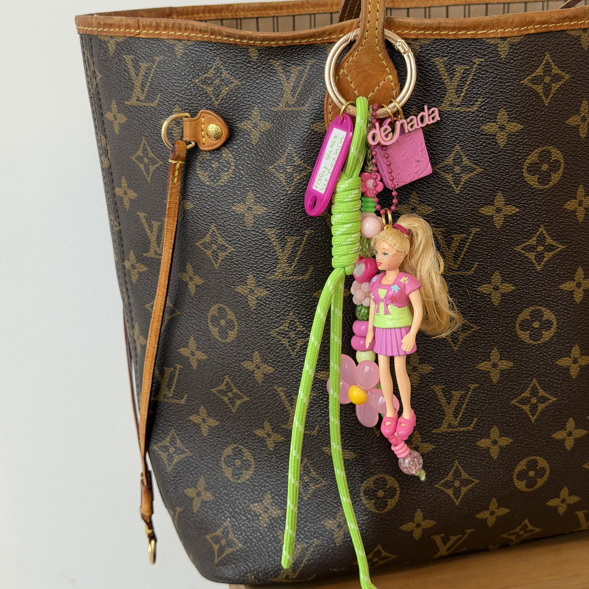 Grigri d'Enfance Polly Pocket N°14 porté sur un sac