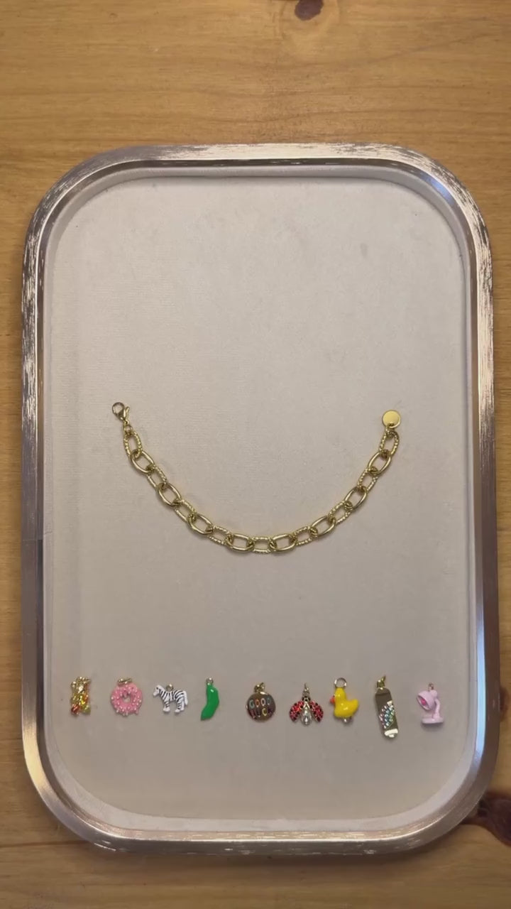 Composition d'un bracelet à charms De Nada