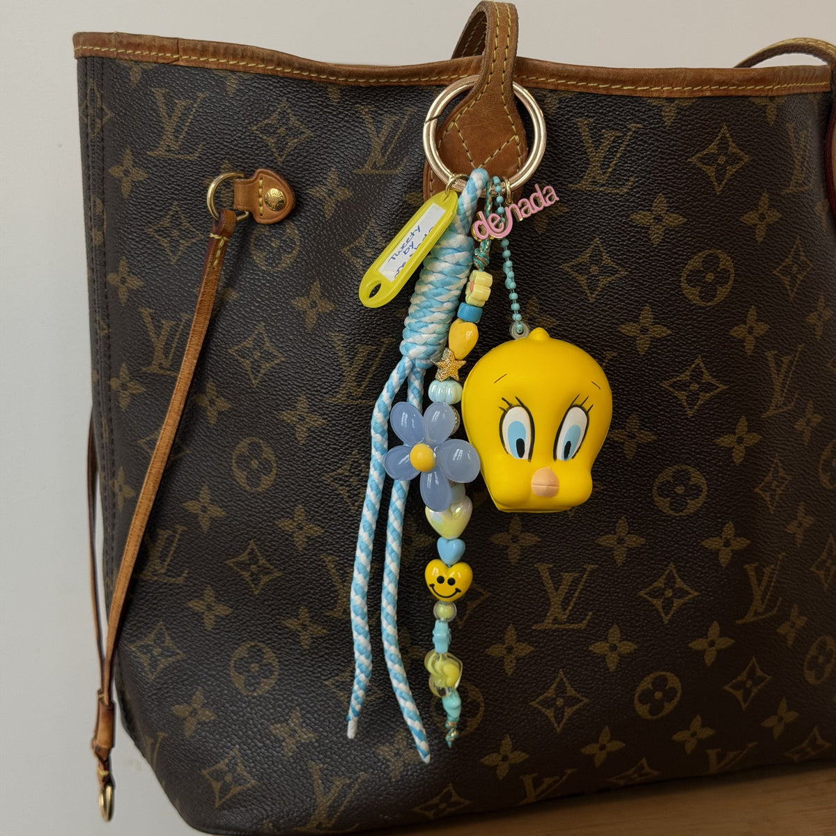 Grigri d'Enfance Titi porté sur un sac